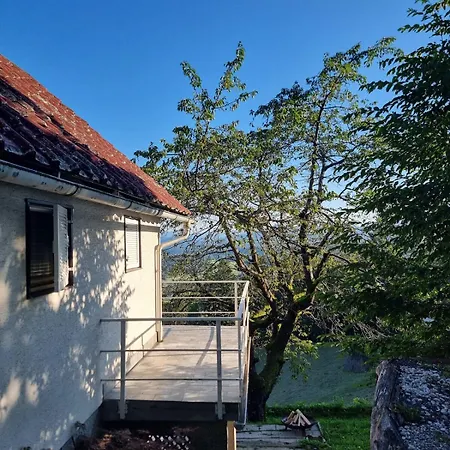 Počitniška hiša Cozy Nest Below The Mountains With An Amazing View